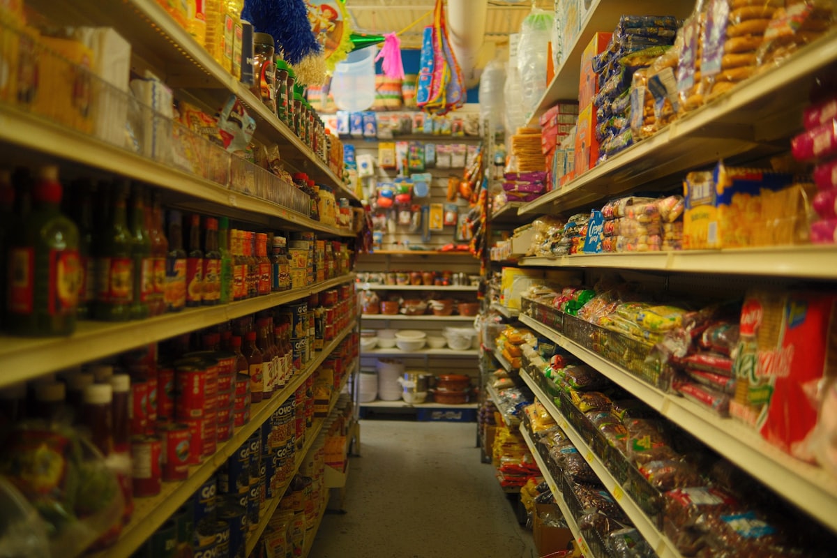 Pasillo de abarrotes con productos en anaqueles