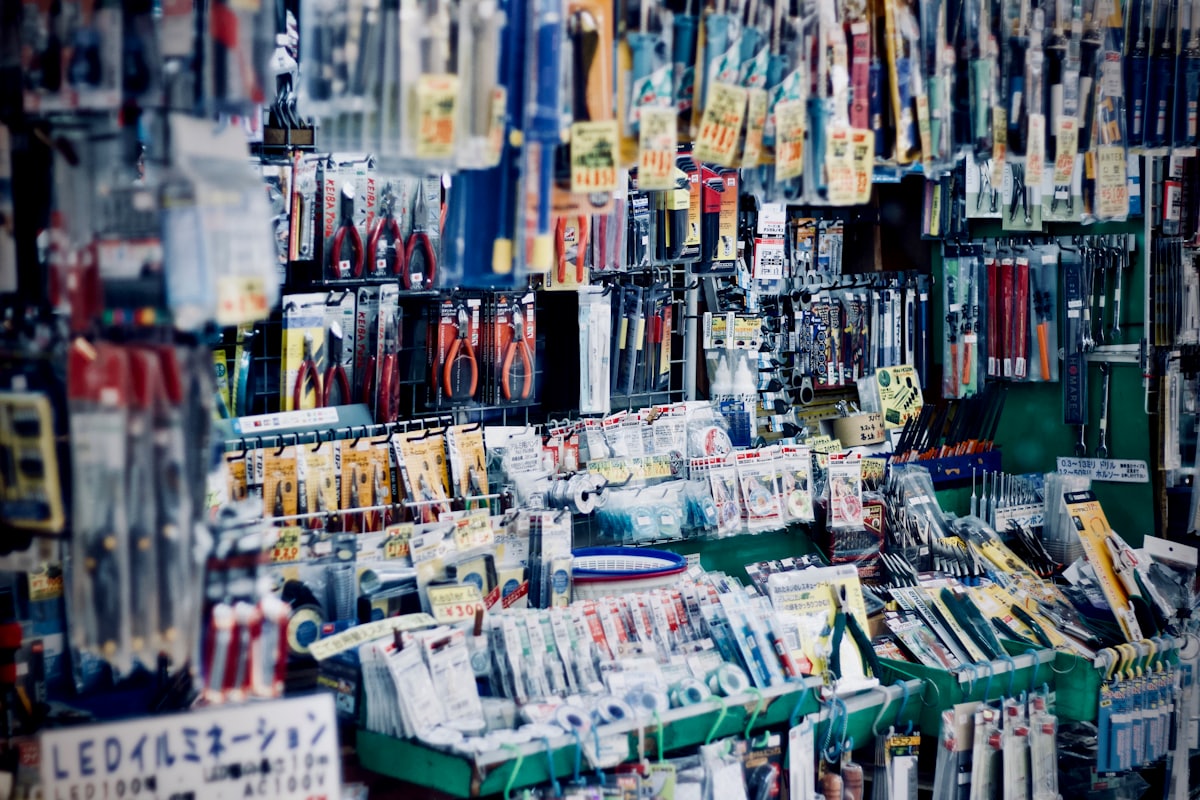 Herramientas de ferretería organizadas en mostrador