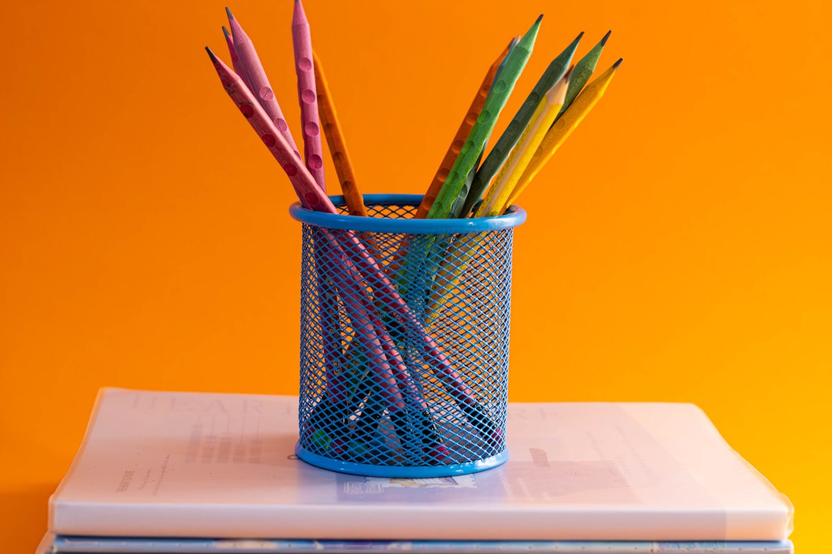 Lápices de colores y cuadernos de papelería